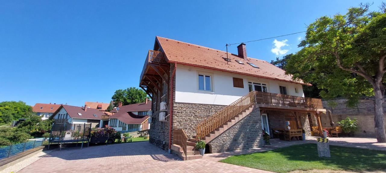 Jazmin Apartman Тихань Экстерьер фото